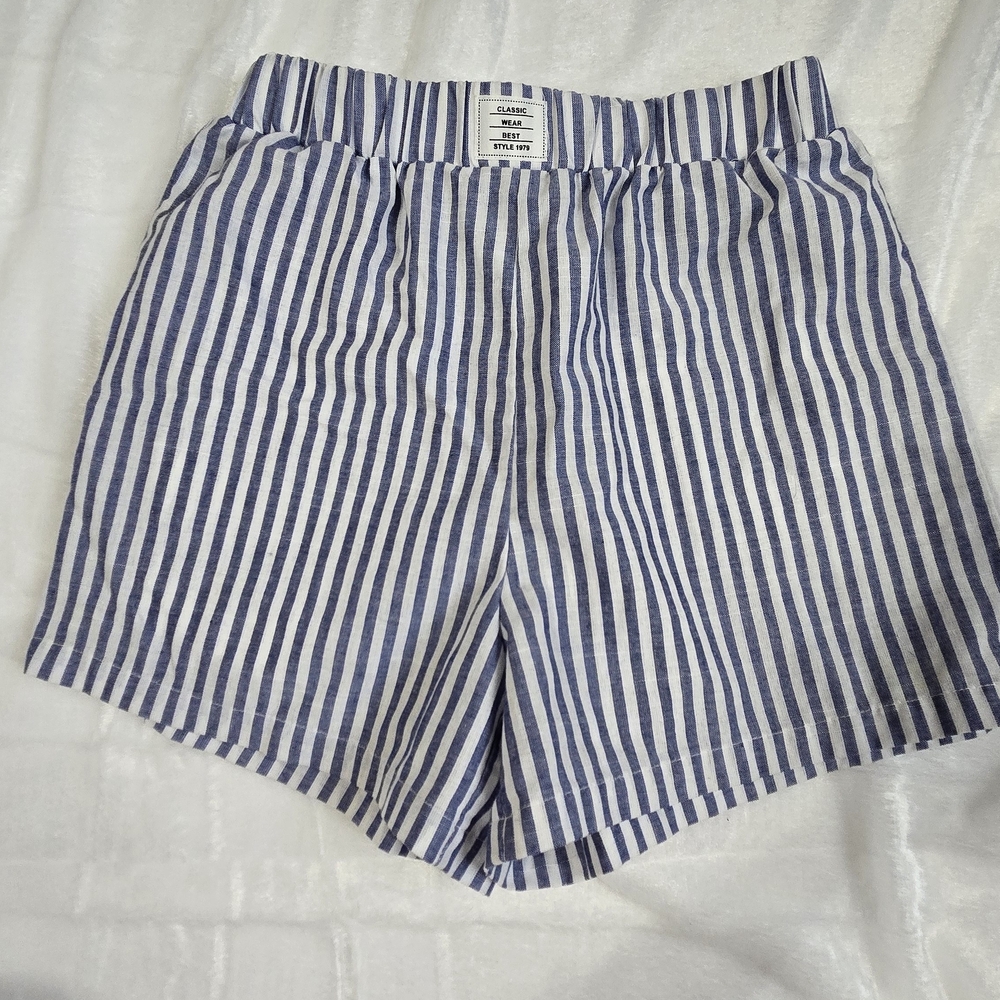 💥💥5 for 10❤❤ be sure to bundle SHEIN Blue and White Striped Shorts